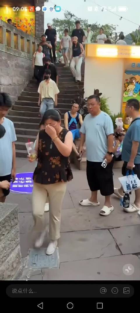 网友重庆下浩里老街偶遇的杨洋,这松驰感都快溢出屏幕了!