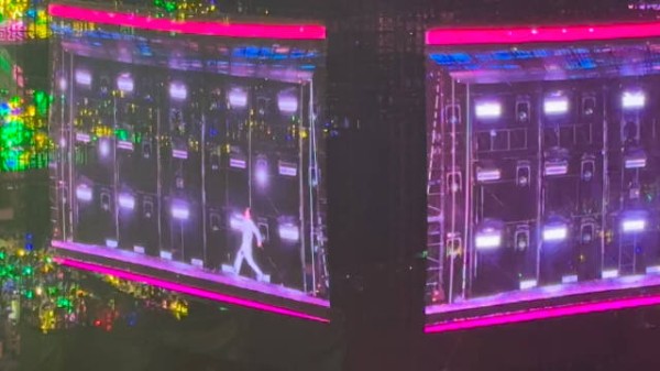 劳作出来鞋子被他自己踢掉了,我:他怎么不系鞋带啊!