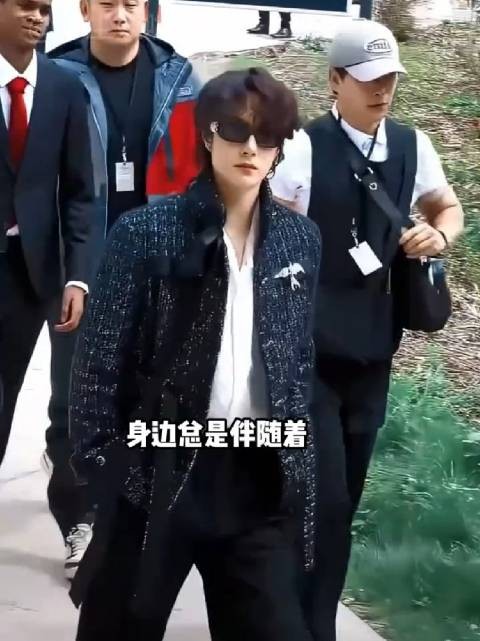 王一博为何不换保镖？回看六年来时路，才懂早已超越雇佣的羁绊 王一博保镖