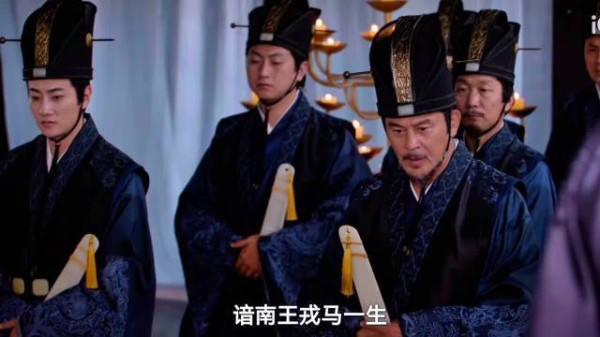 “谙南王戎马一生,为我朝鞠躬尽瘁,尔等岂可轻易指摘”