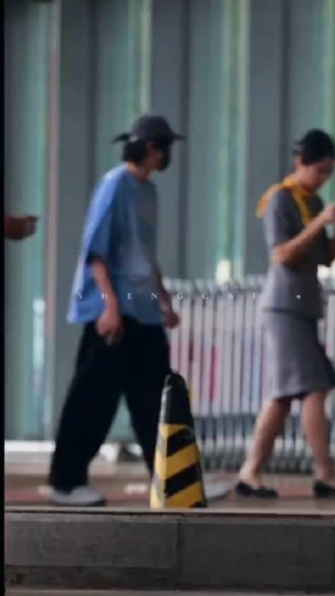 宋亚轩飞抵成都参与敬山水剧本围读,搭档李庚希