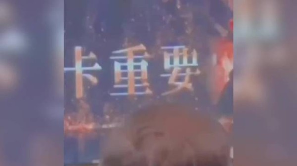 林心如霍建华演唱会亲吻，结婚7年还这么黏糊，网友：磕到了