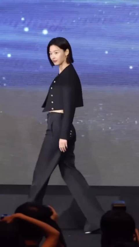 全智贤出席活动很美很有气质 但是感觉没啥精气神，眼里无光