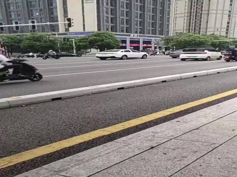 女子跟踪丈夫进酒吧意外成焦点,发型减龄引热议