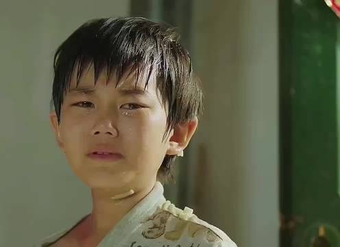 母亲病逝父亲瘫痪,小男孩独自一人撑起一个家,看着太心酸了