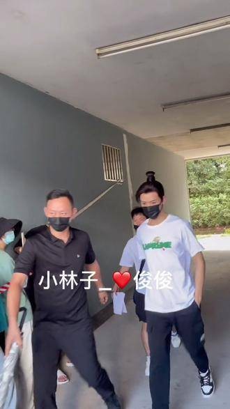 一起来看俊俊9.11上班出妆啦!周六现场好多人来看俊俊呢~ 向全世界安利龚俊