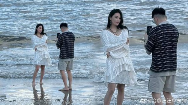 张馨予夫妇海边度假,何捷给老婆拍照超认真,结婚多年甜似热恋