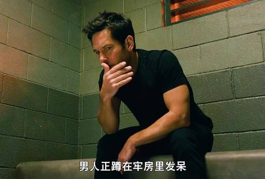 男子穿上神秘战甲：竟直接变身成蚂蚁的科幻场景