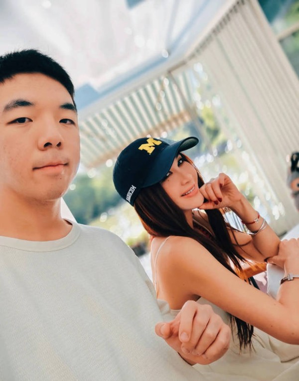 温碧霞与养子合影。