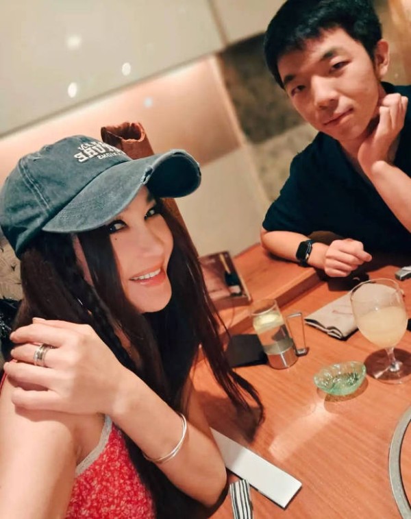 温碧霞的养子看起来比较安静内敛。
