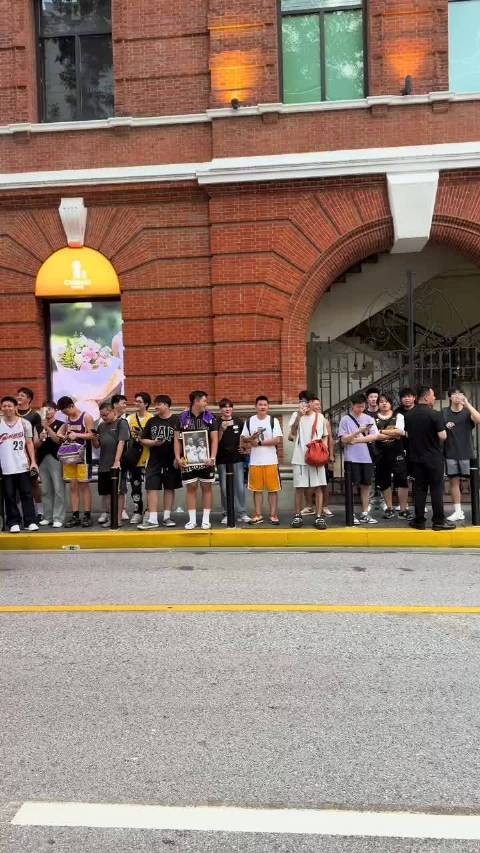 这哥们抱着黑白照有点离谱了……还搁那笑呢