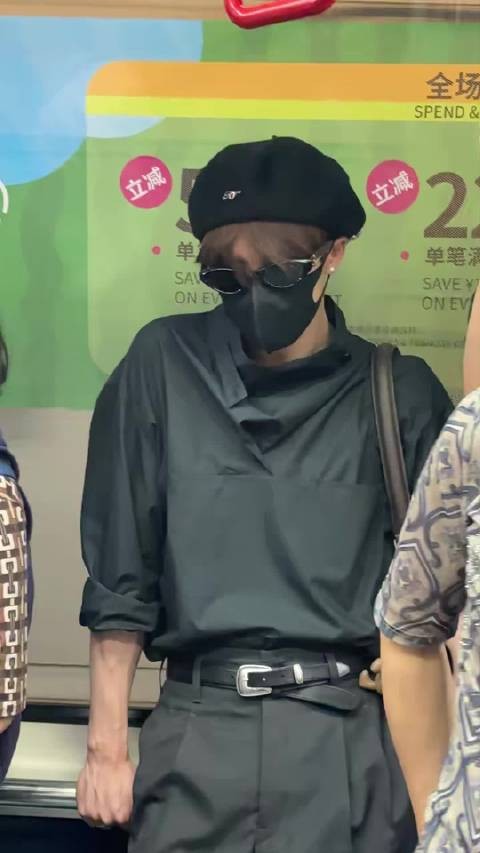 檀健次香港达到路透️，手动扒开车窗和粉丝打招呼的健次 期待明天活动