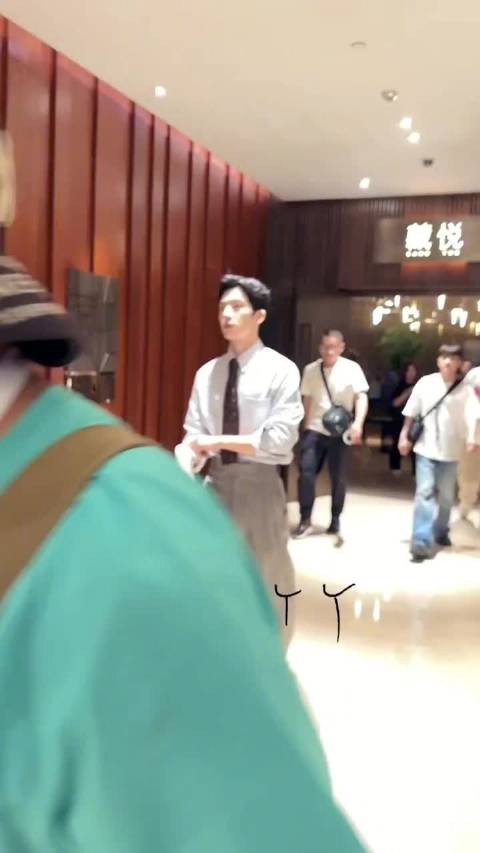 我等的Luke终于来了 条纹衬衫好清爽好有腔调的栾念
