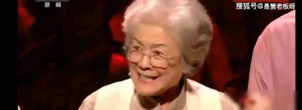 破防！九三晚会全场泪崩，老戏骨一声颤抖台词令观众集体起立