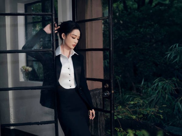 李沁穿黑色拖地西服裙 华丽大气！
