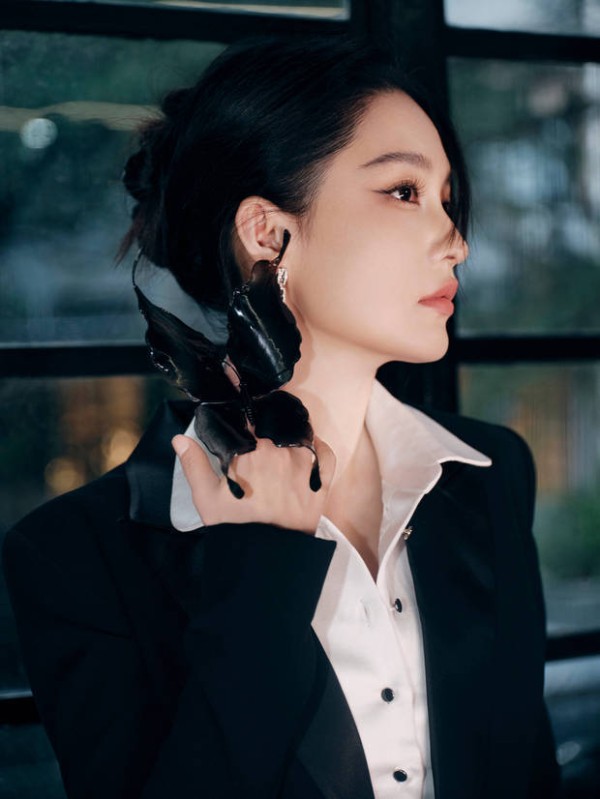 李沁侧颜精致，妆容清淡。