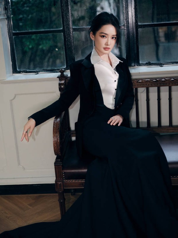 李沁坐在椅子上，闲适从容。