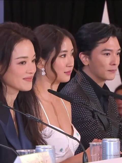 舒淇看向她的小女主角白小樱,宠溺微笑+摸摸鼓励