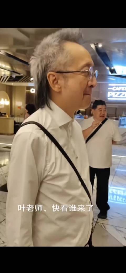 叶童老公太帅了,他俩真的很般配,他们是娱乐圈罕见的从初恋走到白头的夫妻!