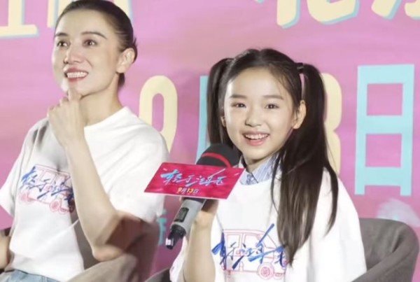 董璇女儿路演不怯场，邀请同学上台，小酒窝的待人接物堪称教科书