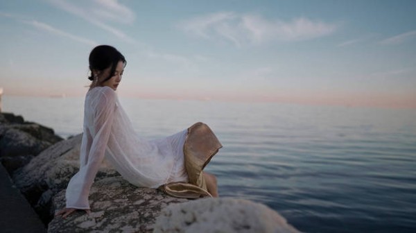 辛芷蕾宛如海边仙子。
