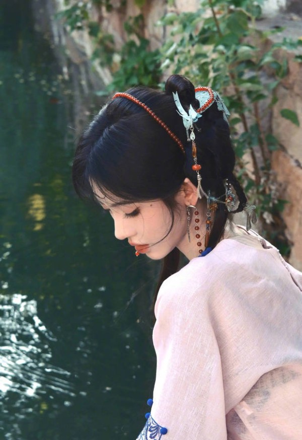鞠婧祎穿粉色襦裙俏皮灵动 嘟嘴甜笑尽显娇憨可人
