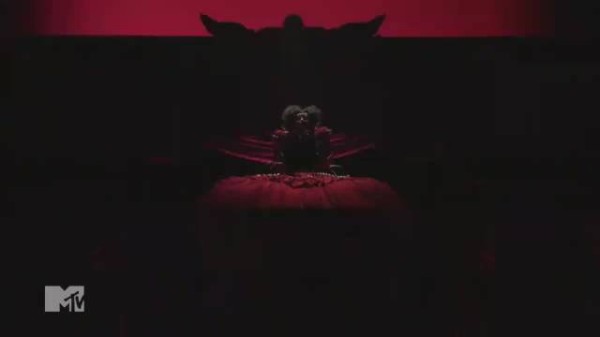 LadyGaga红裙演绎暗黑童话,VMA颁奖礼舞台惊艳全场