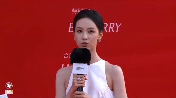 陈都灵白纱裙亮相栩栩华生红毯,期待演绎更多作品
