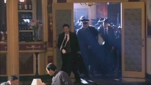 汉奸仗着鬼子撑腰,竟拿枪指着上海滩老大,下秒就被打惨