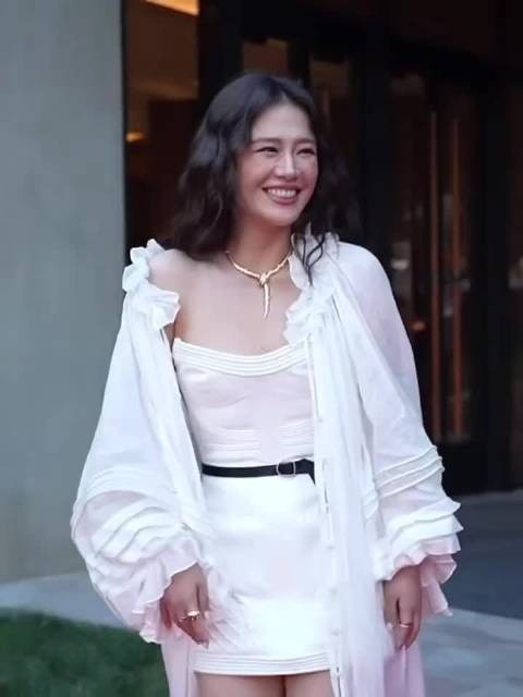 马思纯好明媚啊，整个人神采奕奕，纯白Look+烟熏妆，瘦了好多，梦回黎吧啦！