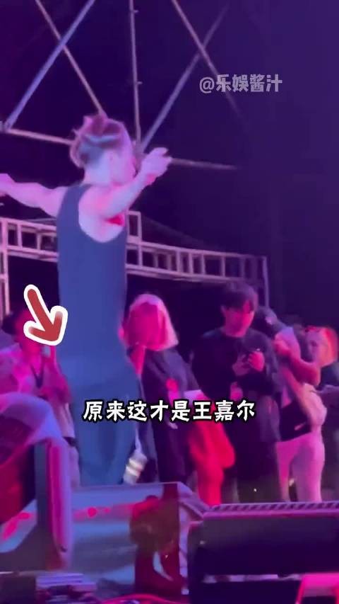 王一博西海岸风造型引热议,王嘉尔张杰同场亮相