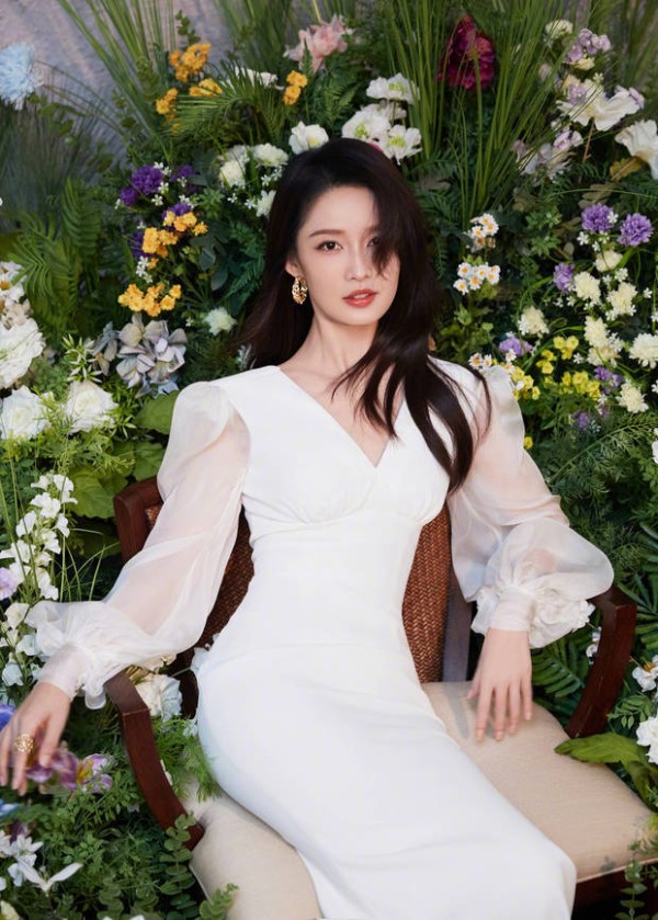 李沁坐在椅子上，优雅端庄。