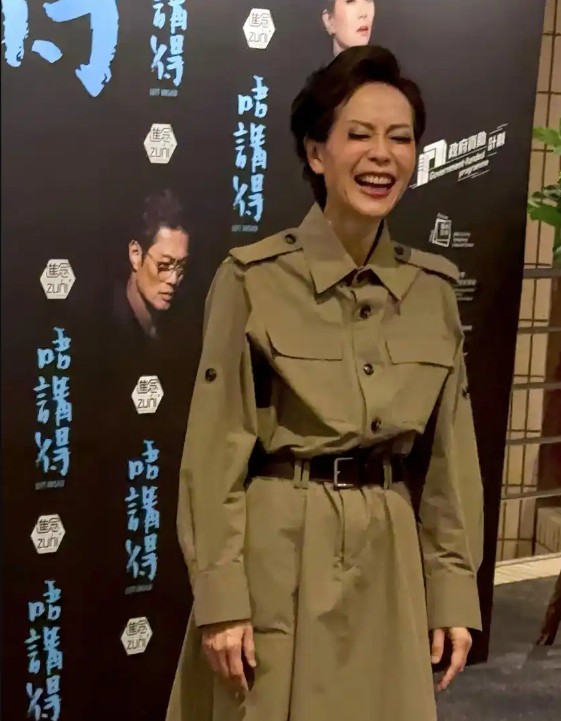 叶童登上香港大剧院的舞台，穿百褶长裙跳舞像小公主，她的花期不是一般的长