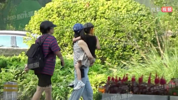 高圆圆被拍到笑容满面接女儿放学回家，抱着接女儿的圆圆妈咪