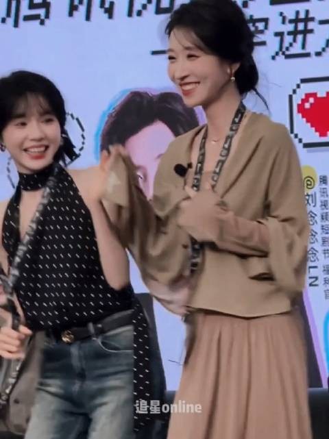 刘念王格格手牵手 现在~走！ 王格格 你拆……我们百念好何