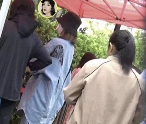 唐艺昕温馨接娃放学，母女情深互动，四岁女儿俏皮似父张若昀