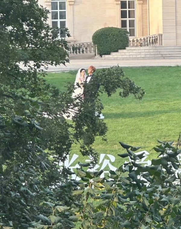 黄子韬与徐艺洋拍婚纱照被偶遇！