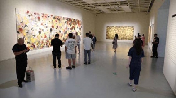 鞭子、麻绳也能作画？王之琛“鞭墨”艺术展亮相海派艺术馆