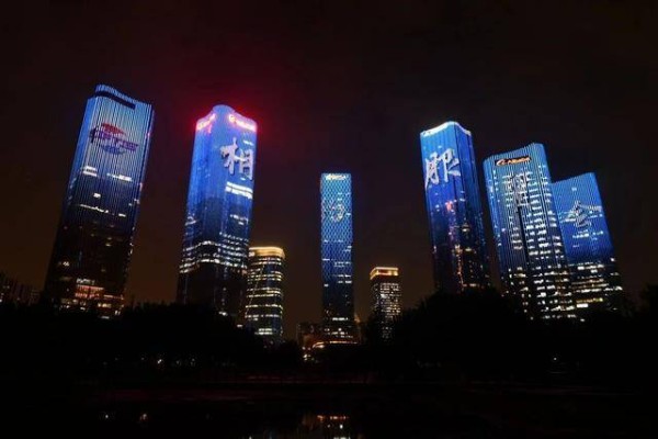 即日起至本周日，每晚八到九点，北京朝阳上演服贸会主题灯光秀