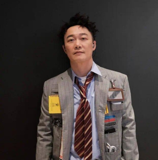 陈奕迅亲生哥哥真实容貌罕见曝光，两人激似双胞胎网友直言难分辨