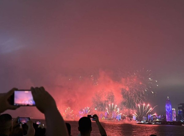 直击2025长江文化艺术季开幕：夜空亮起瞬间，人群纷纷站起拍照
