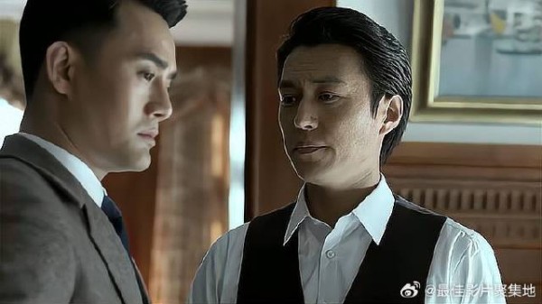 明楼和明诚是卧底,不料遭到日军怀疑,俩人商量演一出戏