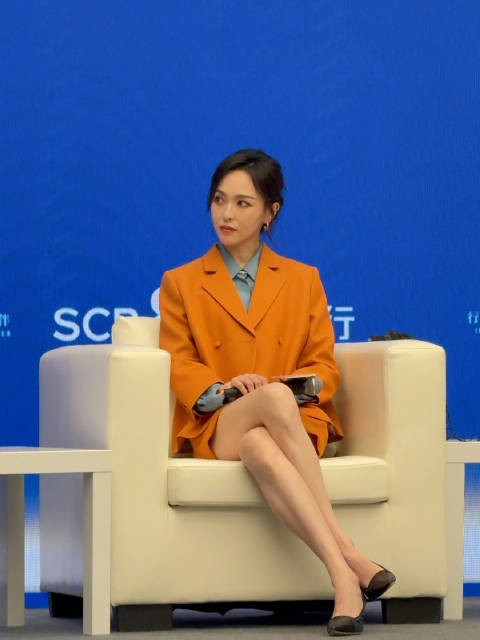 唐嫣橙色西装亮相金熊猫盛典,温婉高知气质吸睛