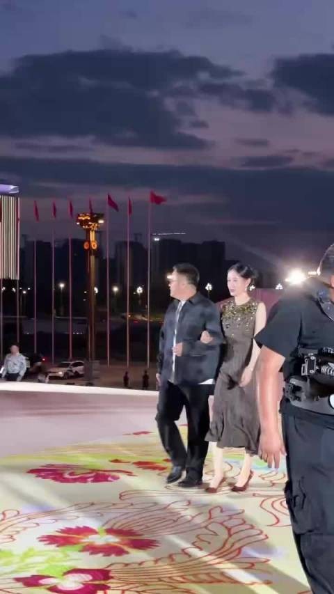 刘敏涛穿了红色高跟鞋​
