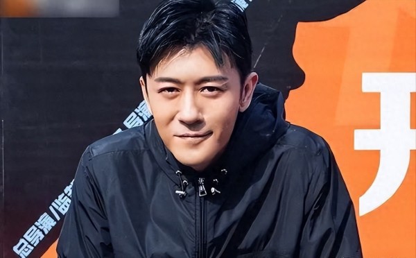 亲妈是导演，干妈是导演，20年都捧不红的他，却在改名后火了