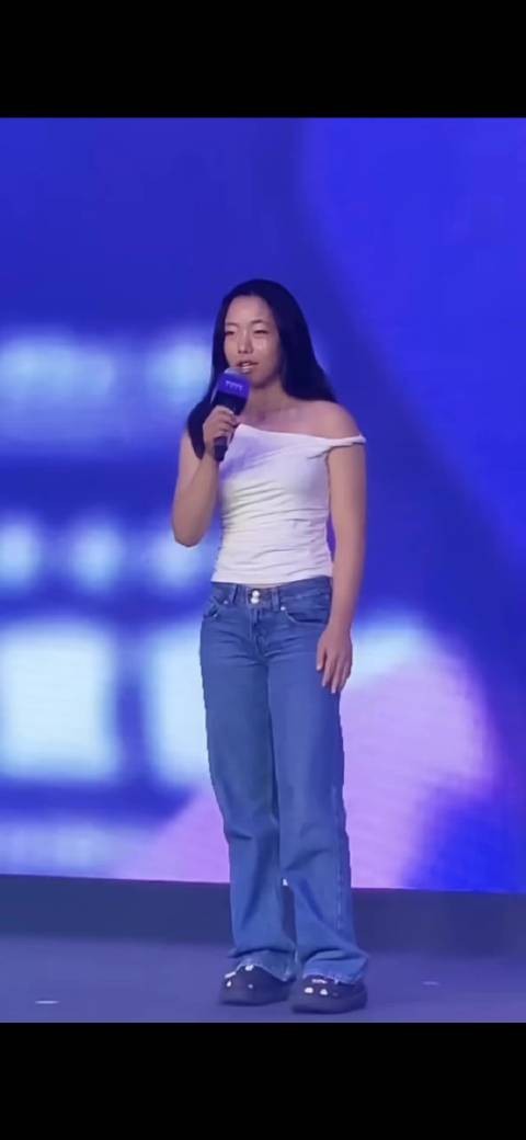 刘国梁15岁女儿刘宇婕亮相外滩大会分享成长经验