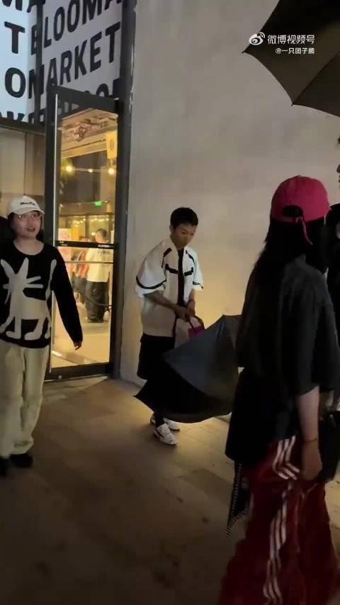 李雪琴签名现场幽默护粉,东北话回应保安逗笑网友