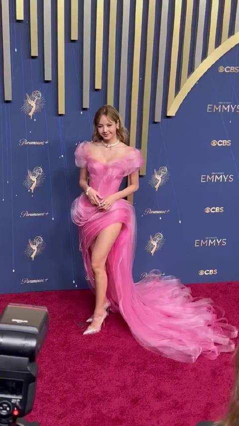 Lisa首登艾美奖红毯，粉色长裙轻盈如雾