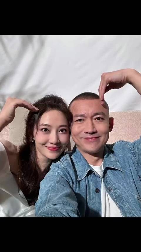 聂远老婆38岁生日，夫妻贴脸亲吻秀恩爱，11岁女儿搭档韩庚很有范！
