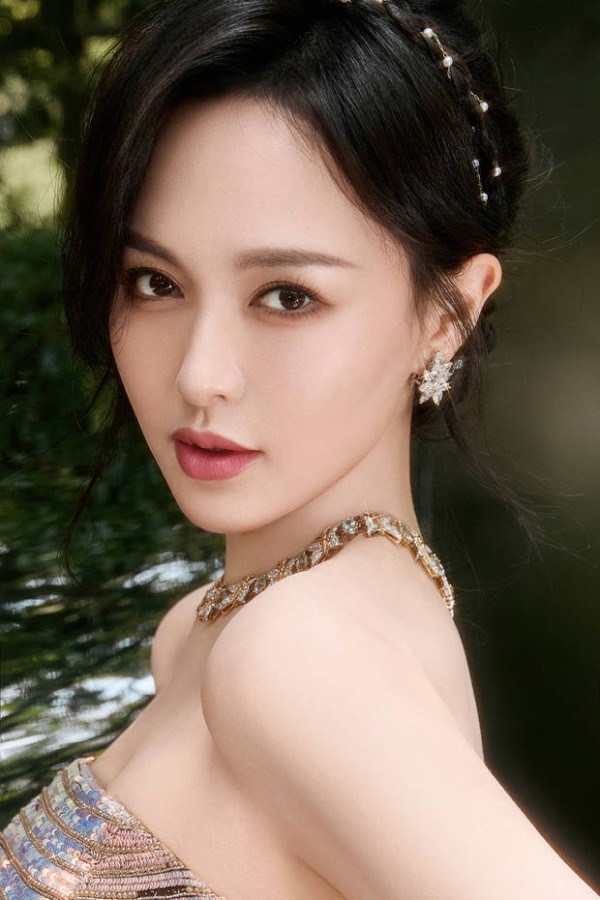 唐嫣穿亮片裙甜美亮相 直呼裙子勒得动不了